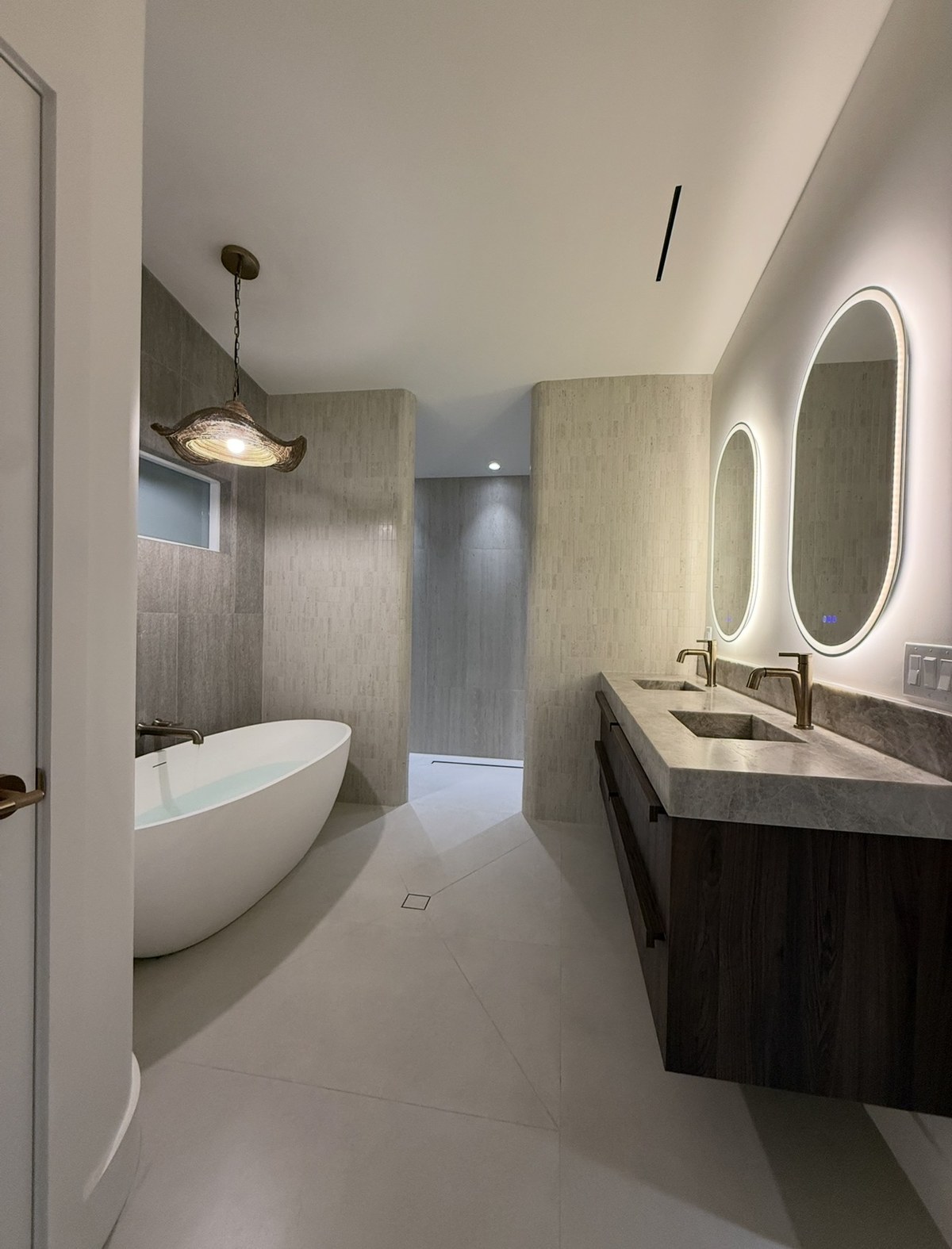 Freestanding-tub bath